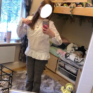 Jättefin blus!🌸 - En blus aktig tröja från LOLA! Storkek M. Den had som volanger längst ner! Lite skjort-aktig!!!! Jättebra skick!🌸priste går absolut att diskutera! 💴