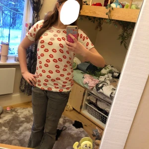 Fin 2000s t-shirt med läppar 👄  - Jättefin tröja med små diamanter på ena hörnet av tröjan.Den påminner lite om 2000 tal. Den är i mycket bra skick förutom att lappen i bak sitter lite löst men inget man lägger märke till. Det står ute storlek önskade uppskatta S-M