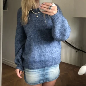 Blå stickad tröja - Säljer en blå stickad tröja som är i väldigt fint skick. Den e köpt tidigare här på Plick men har aldrig kommit till användning, därav säljer jag vidare, pris kan diskuteras☺️💙