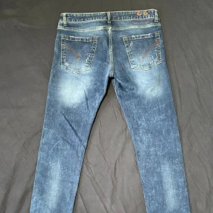 Dondup George - Riktigt schyssta rippade Dondup jeans i storlek 33 i modellen ”George”
