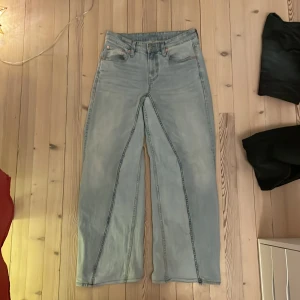 JNCO 😛 - Snygga ljusblå custom baggy jeans galet stora och snygg färg 🙏🙏🙏 de står inte vilken waist men skulle tro typ 30-31