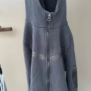 Nike tech 147-158 - Svart nike tech storlek 147-158. Jätte fin och inga skador. Unisex modellen som är köpt på nike butiken i Gallerian Stockholm för ungefär 1 år sedan men mest legat i garderoben.