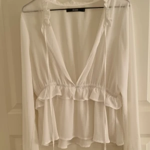 Bikbok blus - Jättefin blus som endast är använd vid 1 tillfälle, finns inte att köpa längre! Strl S utan defekter💞