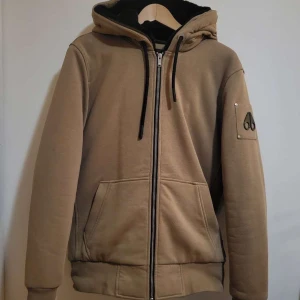 Moose Knuckles Bunny - Säljer min Moose Knuckles Bunny då den inte kommer till användning. Använd ca 7 gånger, litet  smuts märke på höger arm som man ser på bilden. Utom det är den i perfekt skick. Köpt på NK för ca 1 år sedan. Kvitto finns.