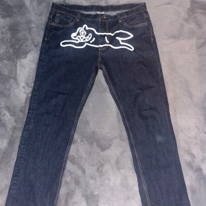 BBC running dog  Jeans - Köpta här på plick storlek 38 använda 1 gång mycke bra skick, priset är inte fast 