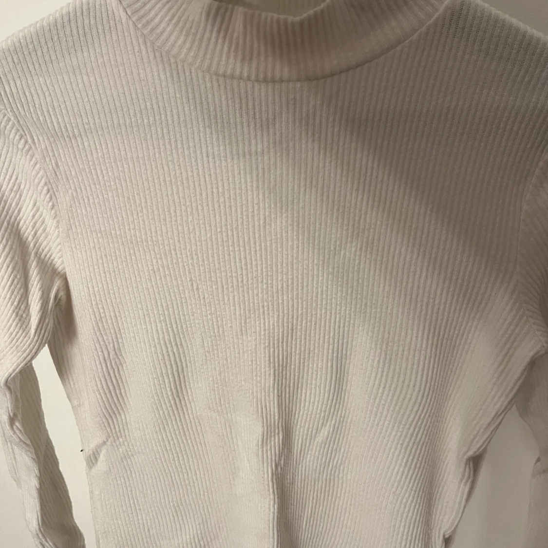 Vit ribbad polotröja