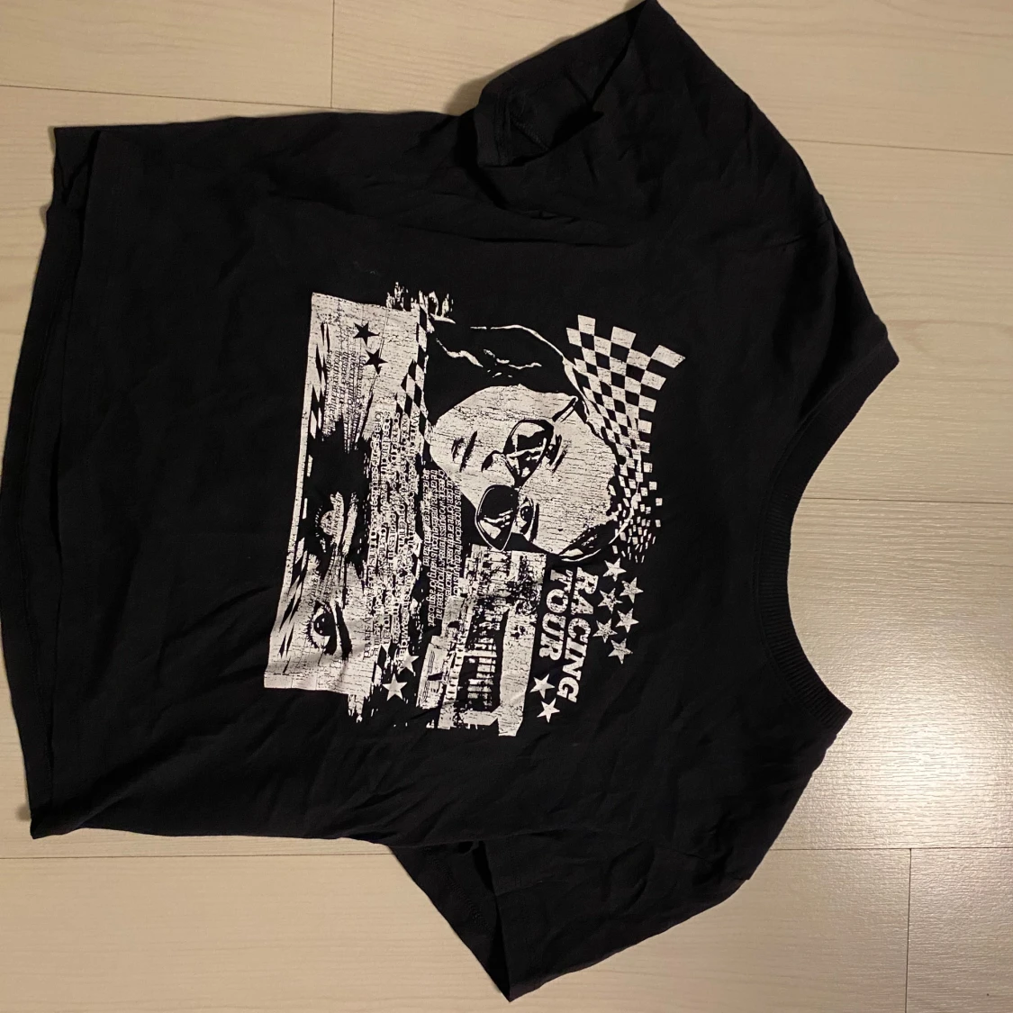 Svart t-shirt med tryck - 91