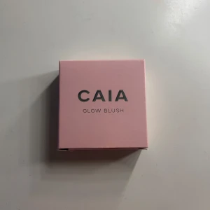 Glow Blush från CAIA - Snygg Glow Blush i färgen Raspberry Passion från CAIA. Säljer eftersom jag råkade få två stycken av samma och e därför inte alls använd, de är en jättefin glowig blush som verkligen är så fin💗