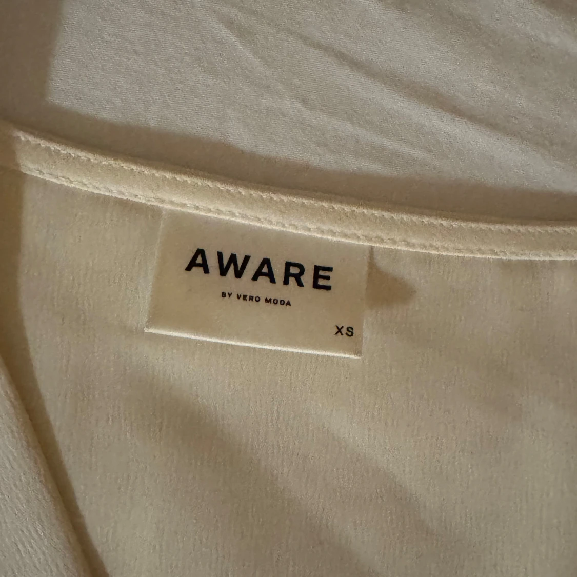 Vit blus från Aware by Vero Moda - 91