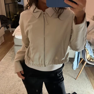 Beige jacka från Zara - Beige tunn "jacka"