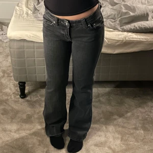 Svarta bootcut jeans - Snygga lowwaist bootcut jeans som sitter super snyggt! Ganska använda men inga tecken på att dem är använda förutom att dem är lite slitna längst ner i slutet på jeansen. Köpta för 500kr säljer till en början för 200kr. Köpare står för frakt🤍