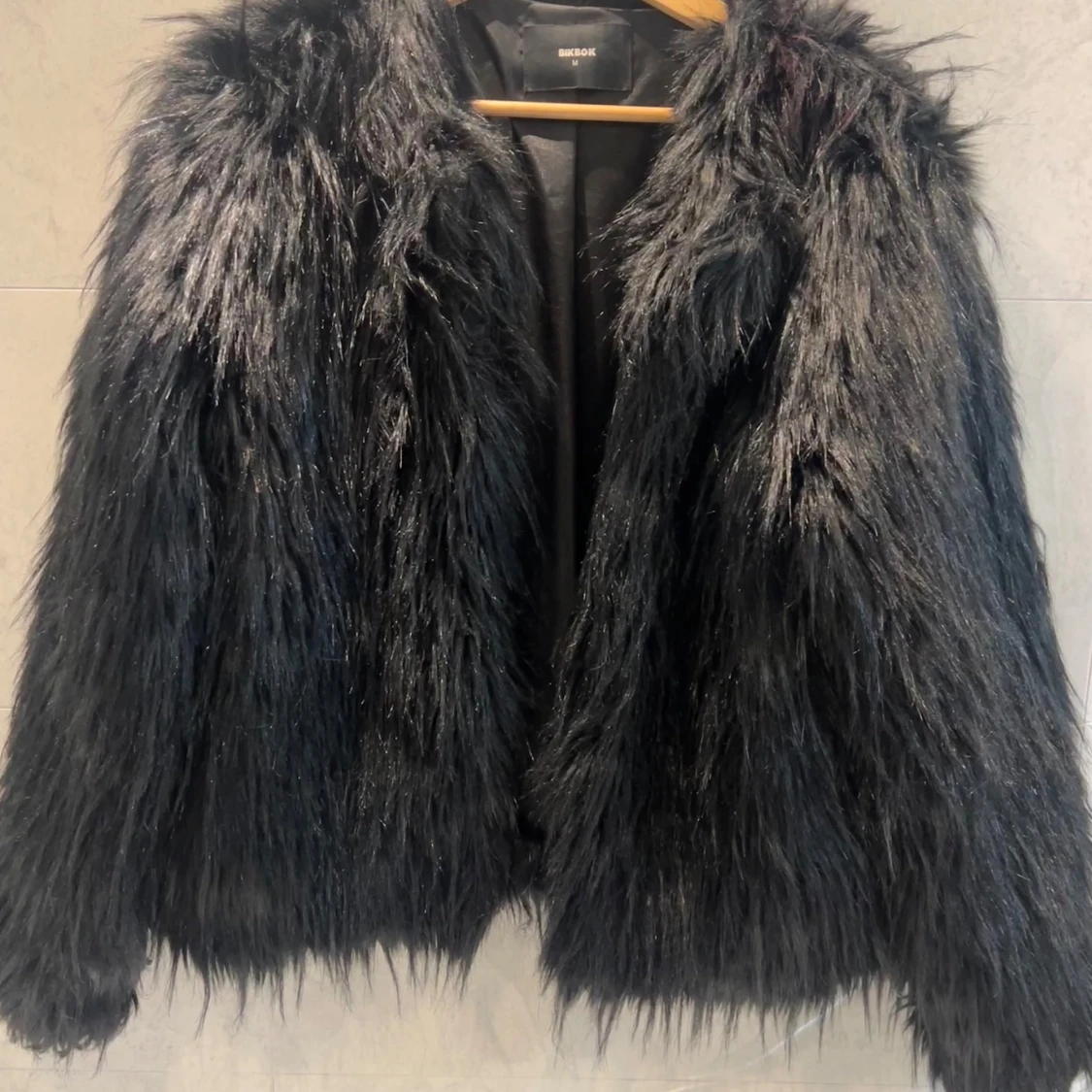 Svart pälsjacka från Bik Bok - 90