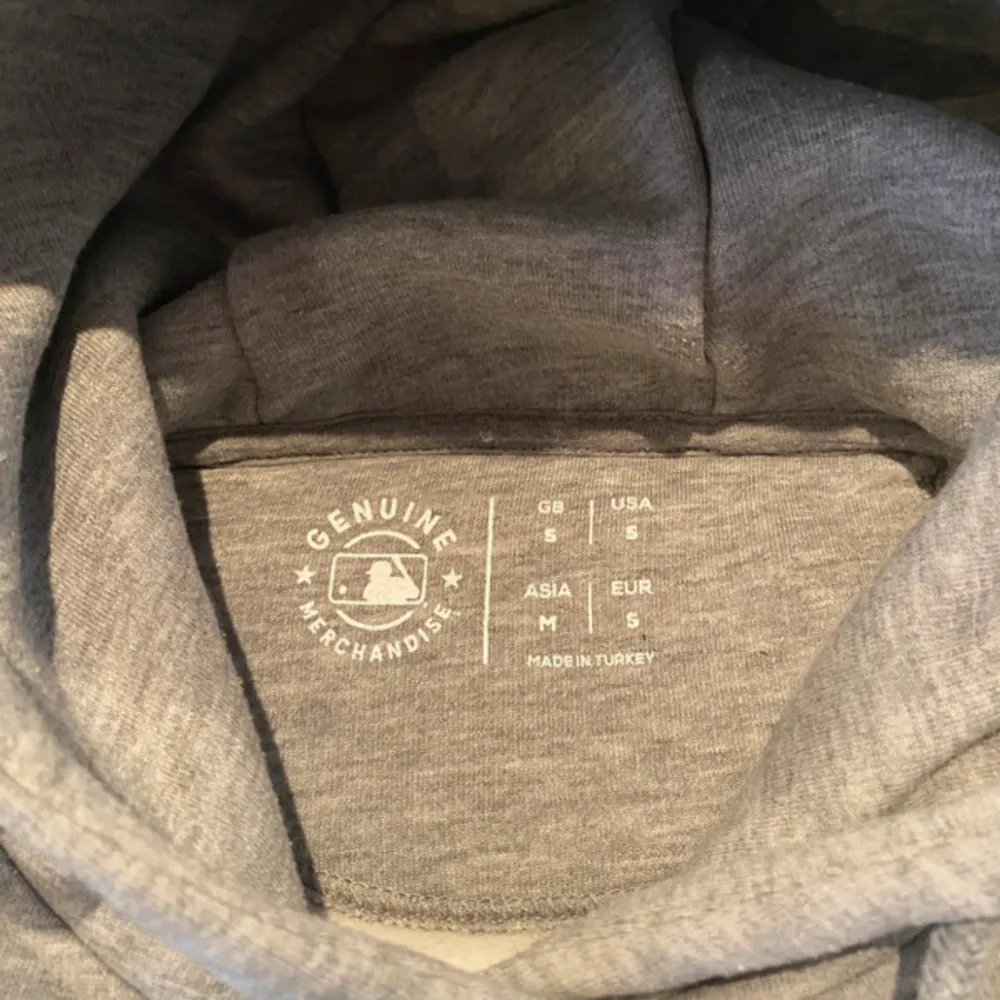 Säljer en grå New York Yankees hoodie från Genuine Merchandise. Den har en klassisk design med tryck på bröstet och en bekväm huva med dragsko. Perfekt för en avslappnad stil. Passar som en XS , 160-170. Pris går att diskutera! ✅. Neuletakit & Villapaidat.