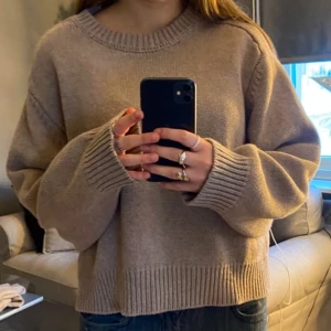 Stickad tröja - Säljer beige stickad tröja. Vet tyvärr ej var den kommer ifrån eftersom det inte finns någon lapp
