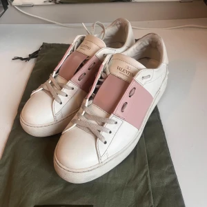 Rosa Valentino skor - Snygga Valentino Garavani sneakers i storlek 36. Använda men har fortfarande mycket liv i sig!! Har tyvärr ingen låda men dustbag finns❤️‍🔥❤️‍🔥Skickar gärna fler bilder privat!! 