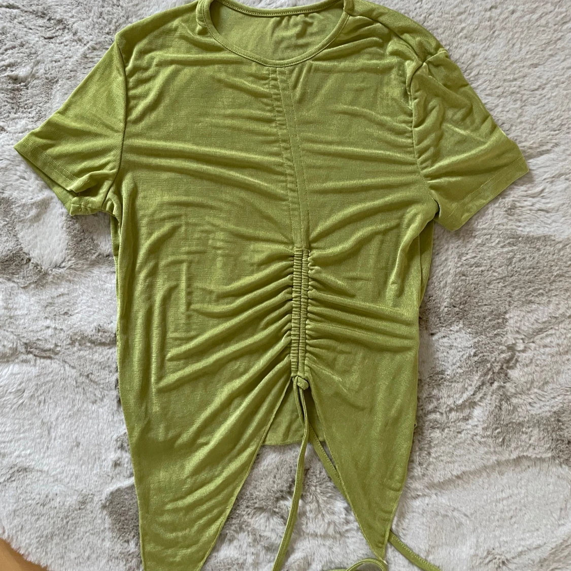 Grön kortärmad topp med snörning M/L - 91