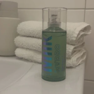 Hydro Grip Primer från Milk Makeup - Säljer en oanvänd Hydro Grip Primer från Milk Makeup. Innehåller 45 ml. Perfekt för att ge en återfuktande bas innan sminkapplicering. Finns ingen paketering men primern är helt oanvänd! Fraktar inte men kan gärna mötas upp i Täby centrum!