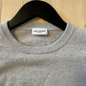 John Henric tröja  - Säljer en stilren grå tröja från John Henric i 100% merinoull. Tröjan har en klassisk rund hals och passar perfekt till vardag såsom till fest. Perfekt för kyligare dagar, men funkar även på sommaren. Skick 10/10. Nypris: 1000kr+ | Hör av dig vid minsta fråga eller fundering! 