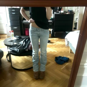 Ljusblå jeans från Diesel - Snygga ljusblå jeans från Diesel. De är bootcut/raka och så snygga. 76cm innerben och 37 midja