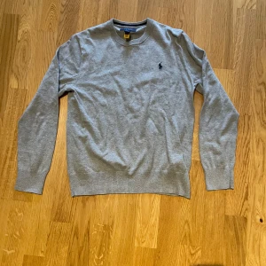 Polo Ralph Lauren tröja - Tja! Säljer en stickad tröja från polo. Tröjan är i nytt skick och passar dig som är runt 155-160. Hör av dig om du har frågor eller funderingar!😃