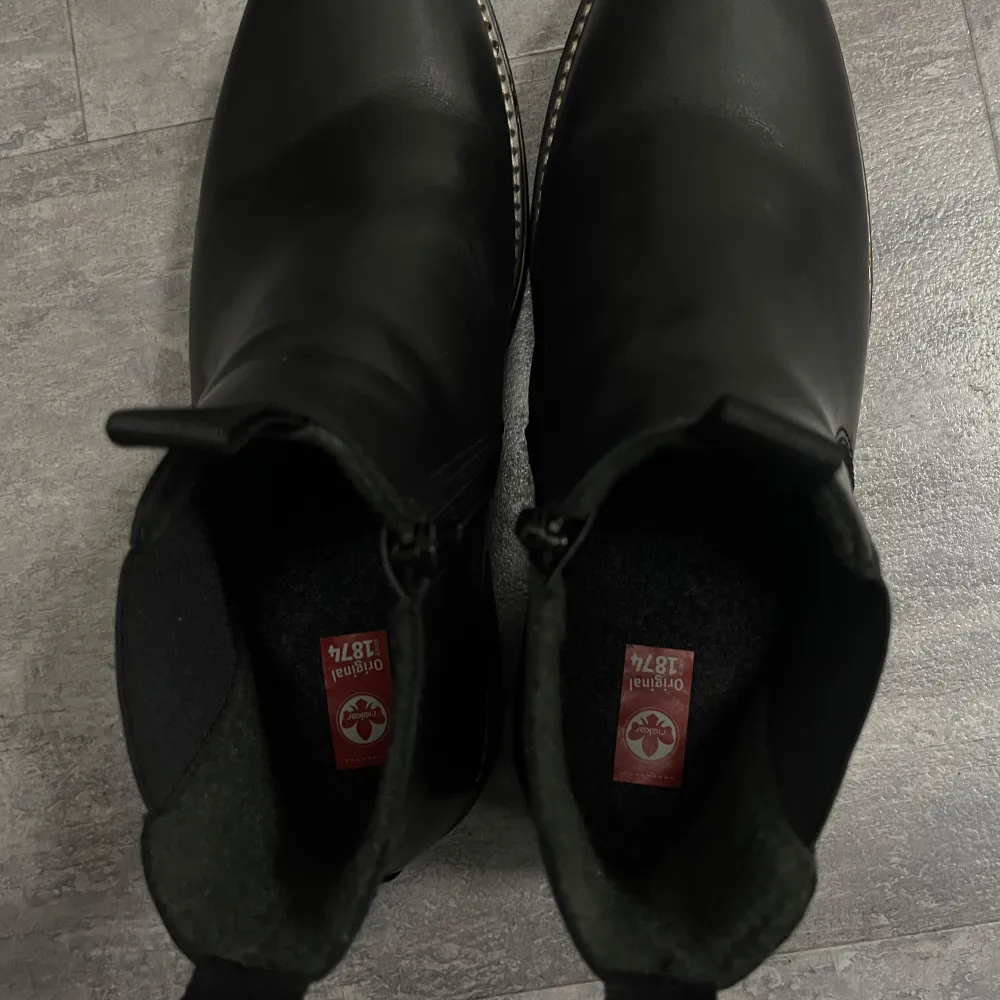 Snygga svarta Chelsea boots från Rieker i skinn. Är väldigt bekväma och passar för både höst och vinter. Har använts totalt 2 ggr men är tyvärr för små i storleken för mig. Nypris 1000kr. Pris går att förhandla vid snabb affär😊. Kengät.