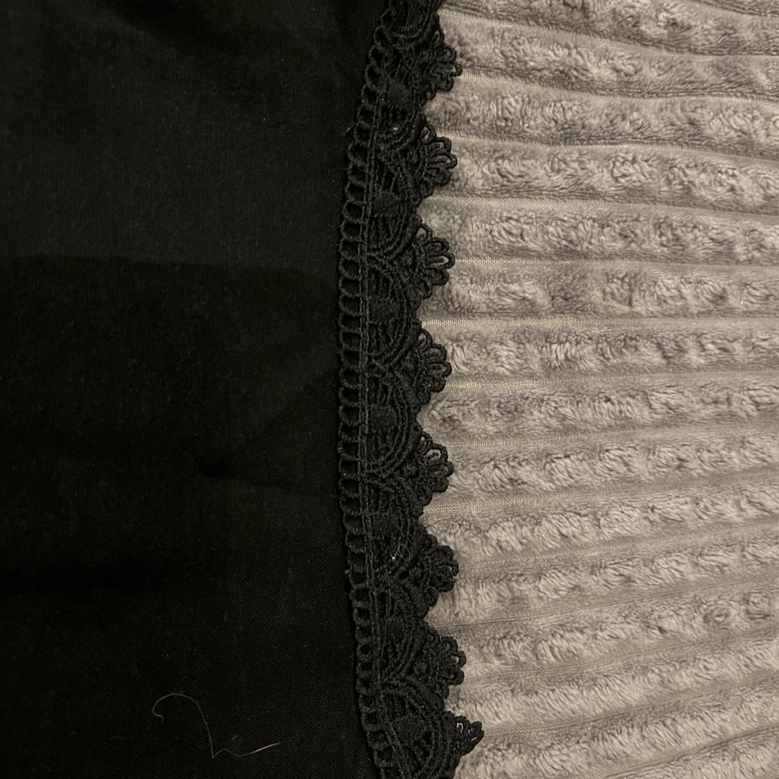 Svart blus med spetsdetaljer - 92