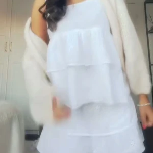 Vit sett med broderade detaljer - Säljer detta vita sett med broderade blommor. Toppen har smala axelband och volanger, medan kjolen har en elastisk midja och matchande volanger. Perfekt för sommarn💞400 för hela settet men kan också tänka mig att sälja toppen och kjolen separat och pris kan diskuteras 