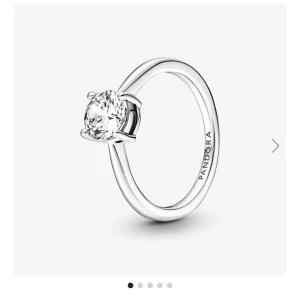Silverring från Pandora - Elegant silverring från Pandora med en gnistrande klar sten i centrum🤍tyvärr aldrig kommit till användning pga fel strl🤍storlek: 16mm. Man får tillhörande påse och box med på köpet🤍