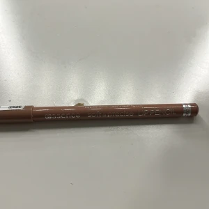 Läpppenna från Essence - Essence Soft & Precise Lip Pencil i nyansen 301 Romantic. Denna läppenna har en mjuk och precis applikation.