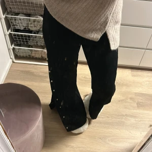 Svarta byxor med pärlor - Snygga svarta byxor med pärlor, det går att knäppa upp benet eller ha helt stängt, tunga och i väldigt bra material 💕