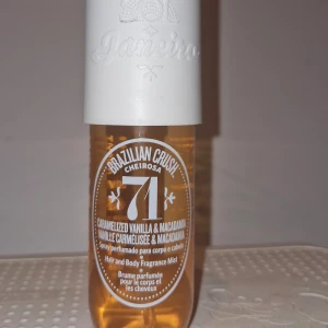 Sol de Janeiro Brazilian Crush Cheirosa 71 - En doftspray för hår och kropp med en ljuvlig blandning av karamelliserad vanilj och rostade macadamianötter. Flaskan rymmer 90 ml. Öpnad men använd bara två gånger.