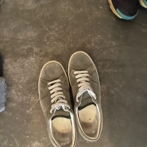 Saint Laurent skor - Saint Laurent skor, gröna, sjukt sällsynta och snygga. Skicket är mycket bra och skorna är inte mycket använda. Hör av er med frågor.