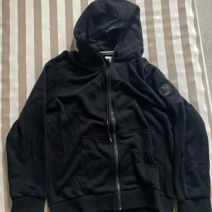 C.P company zipper - Säljer den för att den är för liten för mig. Fick 2 månader sen. Den är bara testad. Aldrig använd. Scan fungerar.