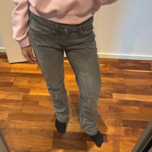 Grå Lågmidjade jeans - Snygga grå jeans med en klassisk femficksdesign. De har en rak passform och normal midja, vilket gör dem perfekta för en avslappnad stil. Passar bra till både sneakers och boots.