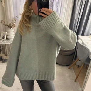 Stickad polotröja - Så snygg stickad polotröja i en mintgrön färg❣️så skön och bra material!