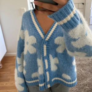 Tjock cardigan  - Aldrig använt,  frakt ingår i priset! 