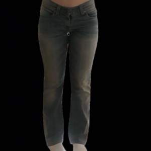 Säljer nu mina vintage Levis jeans då det blivit för stora! De är sparsamt använda och modellen är straight (en blandning mellan skinnt och bootcut). OBS de första tre bilderna hade dåligt ljus, bild fyra visar den korrekta färgen på byxorna🩵💙 Är 165