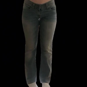 Snygga vintage Levis jeans  - Säljer nu mina vintage Levis jeans då det blivit för stora! De är sparsamt använda och modellen är straight (en blandning mellan skinnt och bootcut). OBS de första tre bilderna hade dåligt ljus, bild fyra visar den korrekta färgen på byxorna🩵💙 Är 165