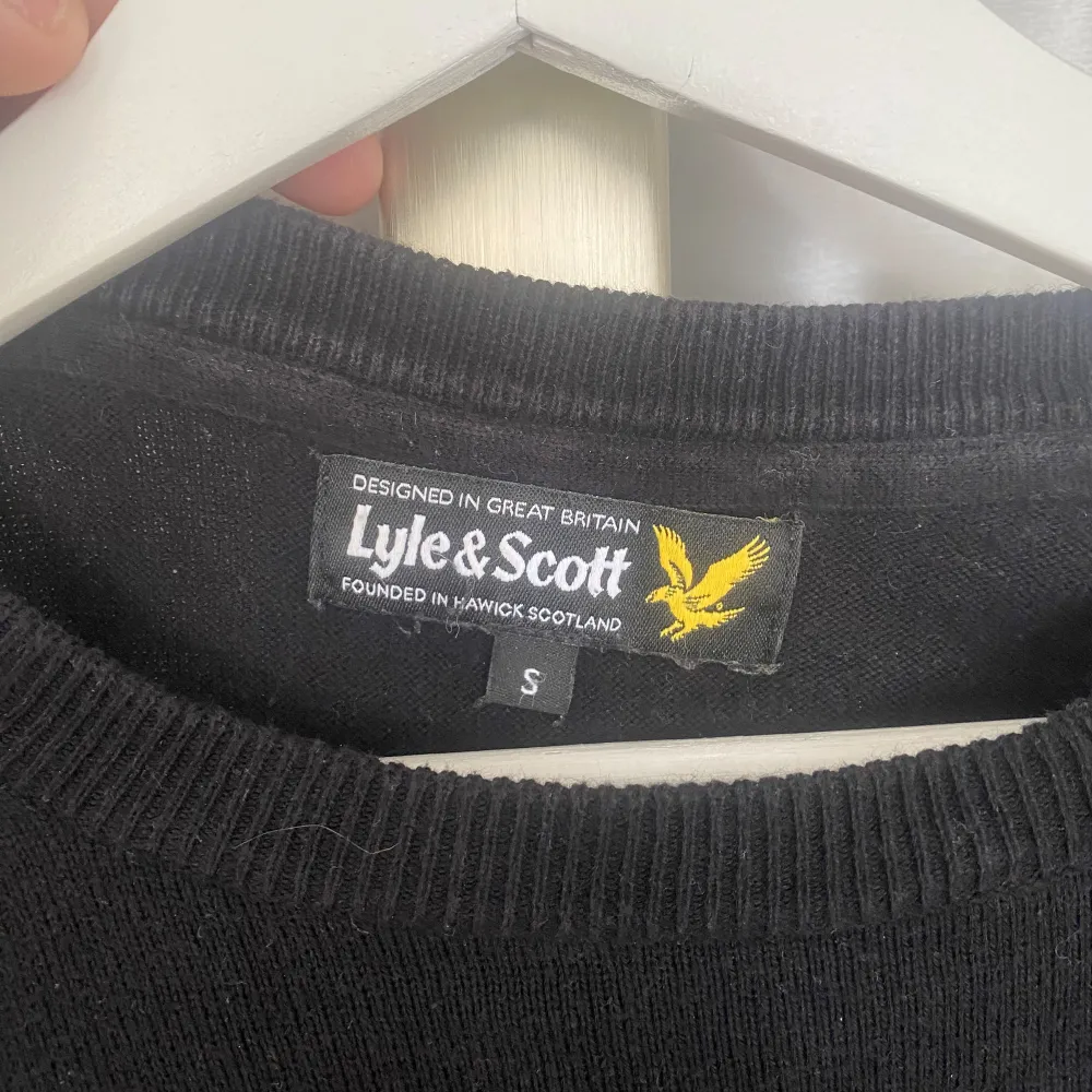 Säljer en svart tröja från Lyle & Scott i storlek S. Perfekt för höst och vinter, och den är i bra skick.. Tröjor & Koftor.