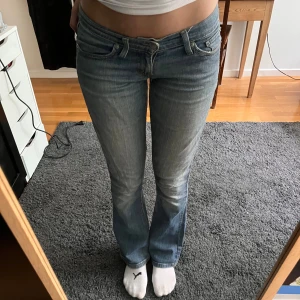 Levis 524 jeans - Säljer ett par Levis 524 jeans i storlek S. De är för korta på mig (jag är 163cm). Lågmidjade och i fint skick😍