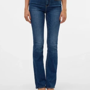 Vero Moda jeans S/32 - Säljer dessa nya vero moda jeans i bootcut/straight leg modellen, jag köpte utan att prova dom, så de är nya men jag tog bort lapparna. Säljer på grund av att dom inte passade. De är stretchiga och är sköna på,nypris 499! hör av dig vid frågor 💕💕