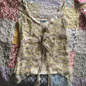 Vero Moda linne - Köptes från Plick blev scammad, vill bara bli av med den. Några hål i översta lagret på framsidan. OBS om du köper något annat från min profil får ni den helt gratis ❤️