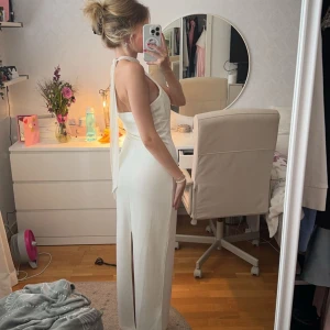 Klänning - Vit klänning från Na-Kd i storlek S❤️ Köpte den från vinted men den var lite för stor, innan ska den ha använts endast en gång så den är som ny!🥰