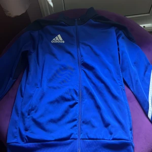 Adidas den e storlek s - Adidas blå vit 