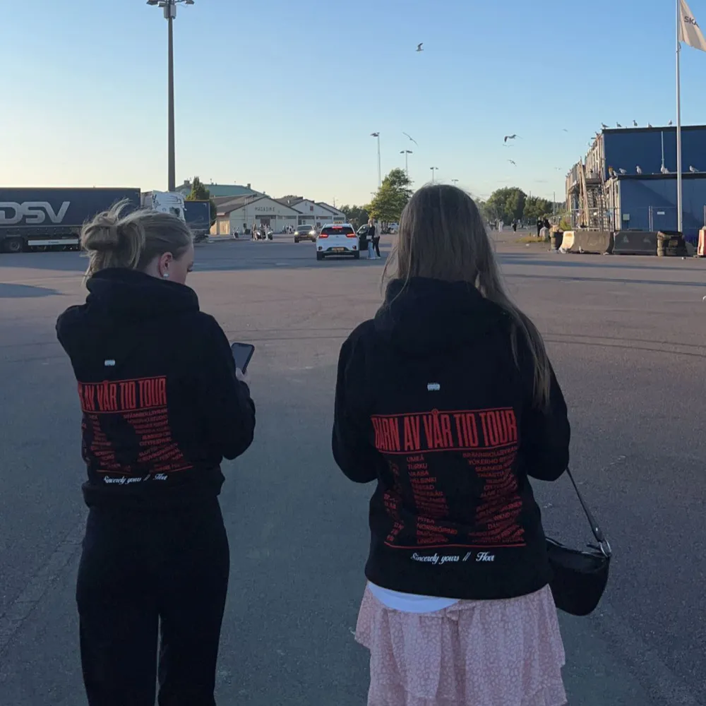  säljer denna hov1 hoddie ifrån deras barn av vår tid tour. Använd några gånger men inget tecken på användning. Skriv vid fler bilder eller intresse. Hoodies.