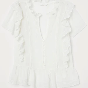 H&M blus  - Jättefin vit blus från H&M, köpt på vinted för 150kr, säljer för 70kr + frakt 💕