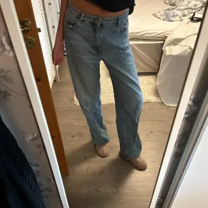 Baggy jeans i väldigt bra skick i från monki som tyvärr inte kommer till användning! Dom är bra i längden på mig som är 175 cm💕