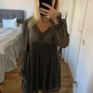 Klänning - Säljer denna fina klänning från Zara. Storlek XS men den är ganska bred i storleken. Ett linne under klänningen funkar om man tycker att den är för genomskinlig. Säljer den för 99kr.