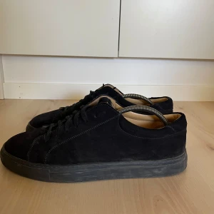 Myrqvist mocka skor - Ett par mocka skor från myrqvist storlek 45, Skicket är väldigt bra och med putsning ser dom helt nya ut. Pris kan diskutera vid snabb affär