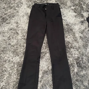 Kostymbyxor bik bok - Säljer mina superfina kostymbyxor från bik bok då de ej passar mig längre. 